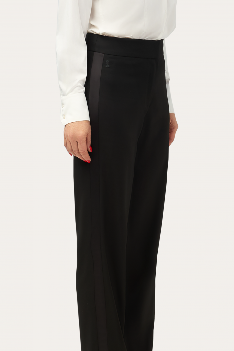 Брюки с лампасами