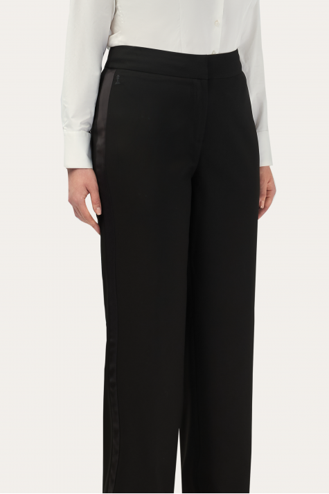 Брюки с лампасами