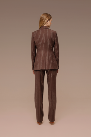 Однобортный жакет с прямыми брюками Однобортный жакет с прямыми брюками