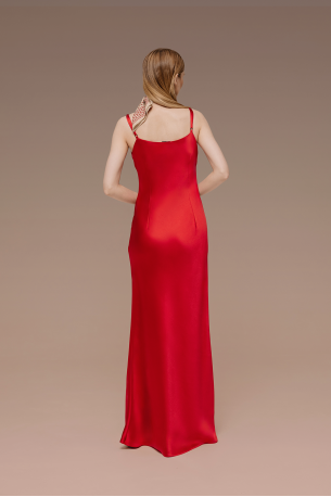 Платье на бретелях удлиненное