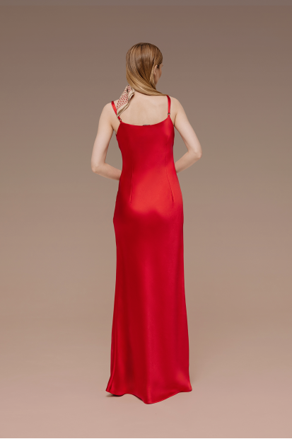 Платье на бретелях удлиненное