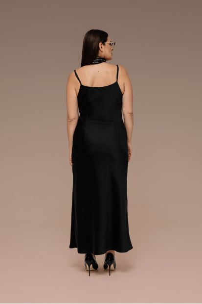 Платье на бретелях удлиненное