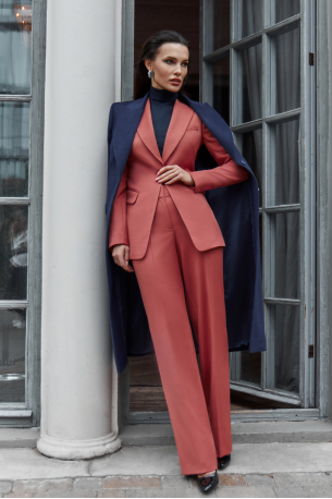 Темно-синее классическое пальто