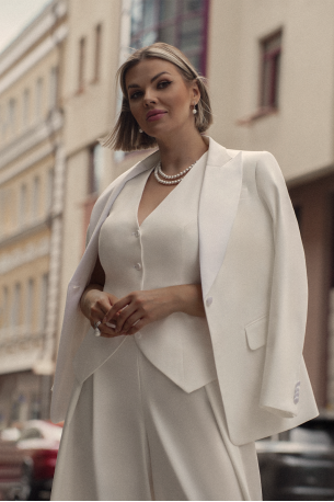 Белый классический жилет