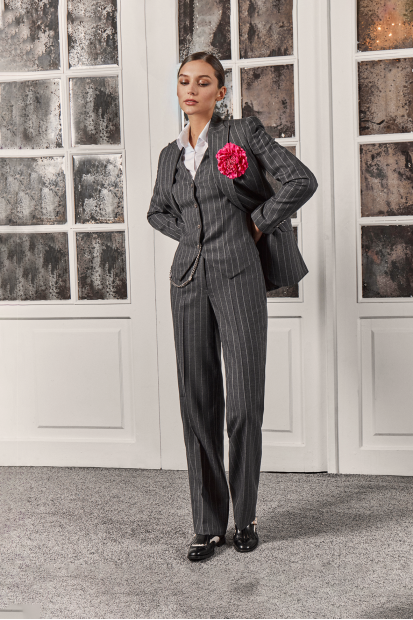 Костюм в широкую полоску